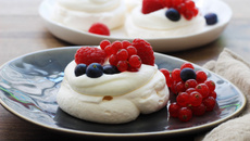Mini-pavlova aux fruits rouges