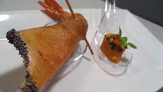 Duo de cuillères : petits légumes et gambas croustillantes