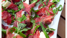 Roulés de carpaccio, roquette et parmesan