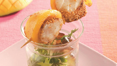 Mini-brochettes de mangue et cabillaud au sésame paprika