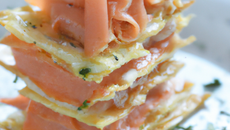 Millefeuilles de parmesan et saumon fumé