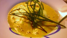 Velouté d'asperges au curry, îlot pomme granny, oignon frais et ciboulette