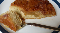 Gâteau de semoule aux pêches blanches et verveine