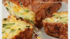Cake au poulet, à la courgette et à la mimolette
