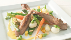 Aiguillettes de canard, aux épices douces en cocotte de légumes, aux mangues rôties, herbes fraiches et vinaigrette de mangue