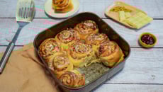 Brioches façon rolls à la confiture de framboises et éclats de pistaches