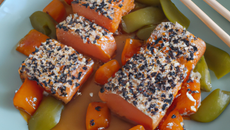 Saumon laqué maison, sésame et pois cassés au poivre chinois