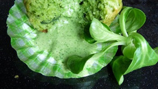 Muffin à la mâche, roquefort et noix, sauce toute verte à l'avoine