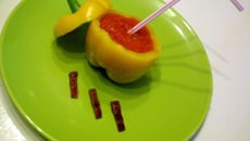 Gaspacho au poivron et chips de jambon fumé