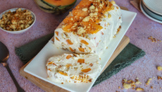 Parfait glacé au yaourt et melon, crumble à la poêle