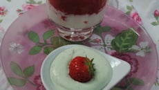 Fraises et lait d'amandes avec sa mousse de menthe