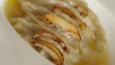 Bouillon de cèpes et leurs raviole de foie gras