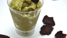 Chips de betterave et guacamole pimenté