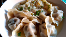 Ravioles de won-ton au thon au bouillon de crustacés Ariaké