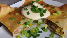 Feuilleté maraîcher croquant, sauce fromage blanc à la ciboulette