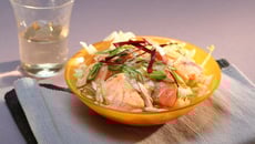 Salade de saumon mi-cuit aux petits oignons frais