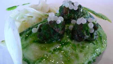 Pavé de cabillaud au caviar d'escargots, fondue de fenouil