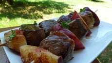 Brochettes de canard aux pêches