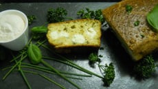 Cake d'été : feta et herbes fines et chantilly de jambon