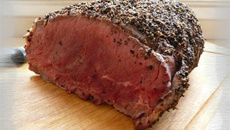 Filet de bœuf et sa croûte de poivre concassé