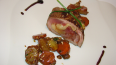 Ballottine d'agneau à la tomme au foin, et confiture de figue, poêlée de légumes du moment sautés au soja et graines de sésame