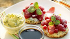 Tartines de fraises au beurre à la menthe et nappage au caramel balsamique