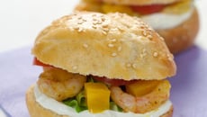 Hamburger de crevettes roses au curry, dés de mangue et St Môret