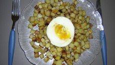 Œuf au plat dans un nid de pommes de terre rissolées