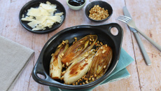 Endives caramélisées au vinaigre balsamique et pignons de pin