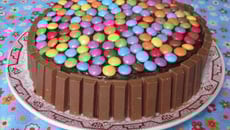 Gâteau aux smarties et kit kat