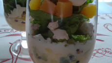 Verrine mesclun de salade au fromage fruité