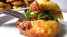 Gougères au parmesan et pesto de roquette aux pistaches