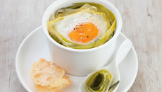 œuf cocotte à la fondue de poireau et tuiles au parmesan
