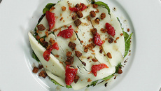 Mesclun de Manchego, prunes confites et pain d'épices