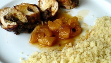 Blancs de poulet farcis aux dattes, sauce à l'orange et à l'abricot