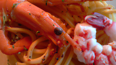 Duo de langoustines et gambas enrobe rouge sur nid de spaghettis