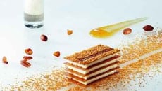 Le millefeuille à la nougatine beurrée aux cacahouètes, touche de ras-el'hanout, infusion de cacahouètes torréfiées à boire