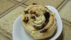 Roulé feuilleté chèvre pruneaux