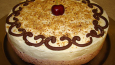 Bavarois cerise et chocolat blanc sur roses des sables