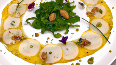 Carpaccio de noix de Saint Jacques et poires vinaigrette aux algues