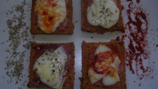 Toasts de pain d'épices au Jambon de Bayonne et fromage de Brebis