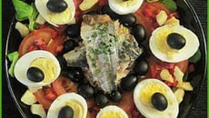 Salade complète avec sardines, artichauts, thon, œufs durs et crudités