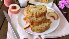 Cake aux pêches et noix de pécan (Peach bread)