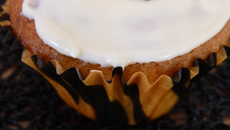 Cupcakes à la banane, aux noix de pécan et aux pépites de chocolat blanc