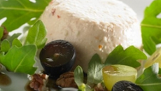 Terrine de gruyère AOC sur salade de raisin