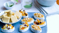Mini camemberts croustillants et fruits secs aux cacahuètes