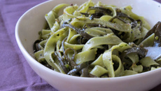 Tagliatelles et spaghettis de la mer au pesto de pistache