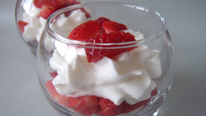 Espumas de yaourt au citron & dés de fraises