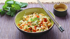 Salade de crevettes, menthe, poivrons et pousses de bambou