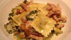 Ravioli au bœuf, sauce poireaux et lardons